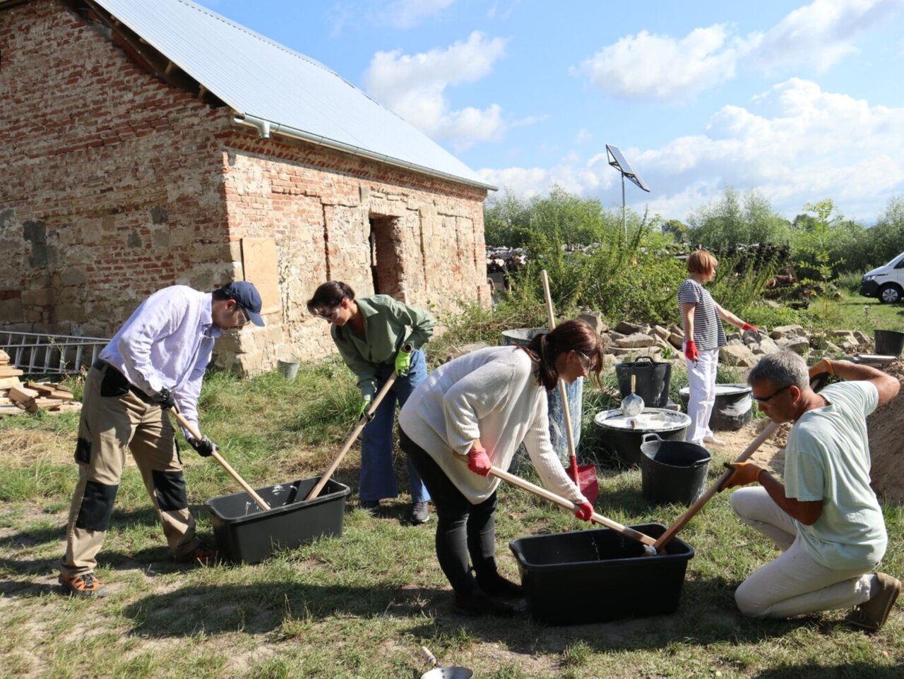 Příprava vápenné malty | © Archiv Dagmar Michoinové Příprava vápenné malty | © Archiv Dagmar Michoinové