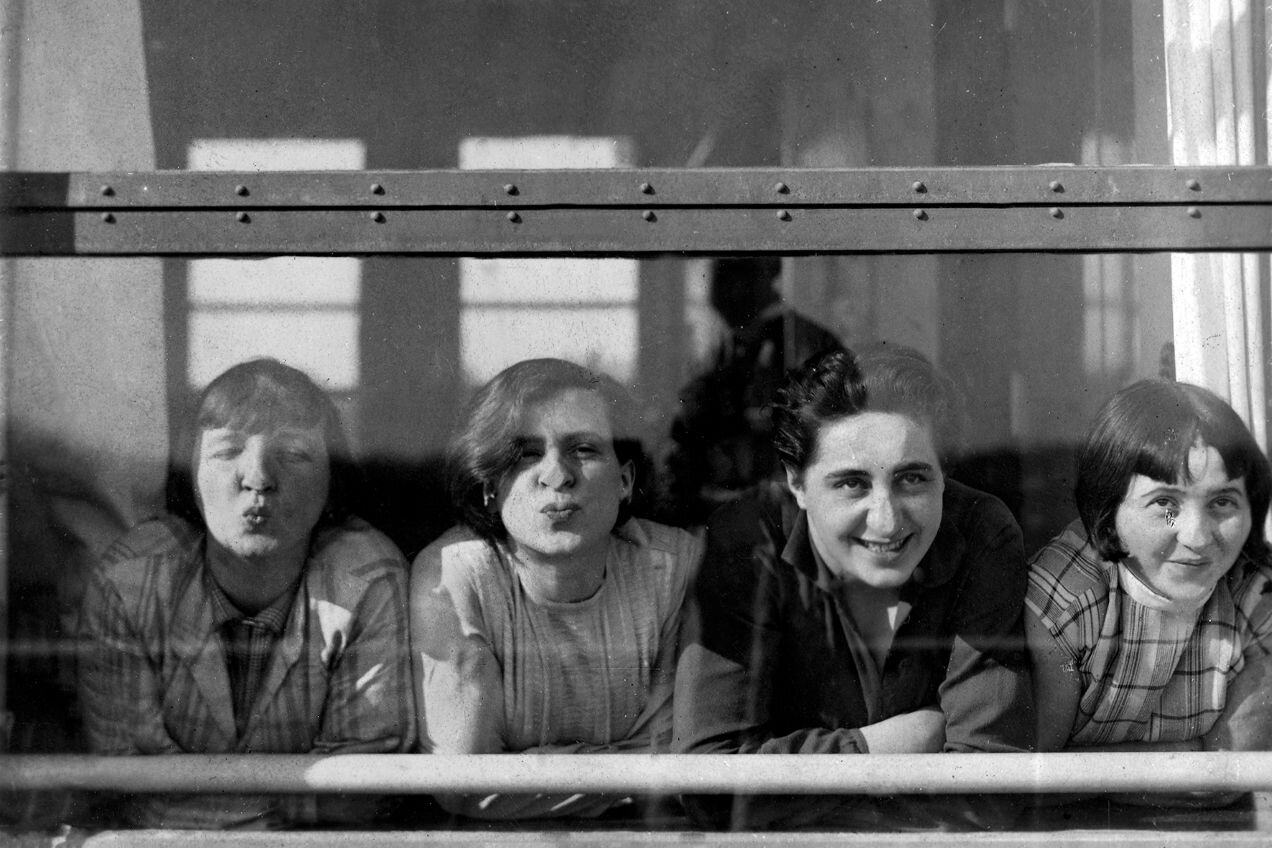 Bauhausfrauen Weberinnen am Fenster | © Ursula Kirsten