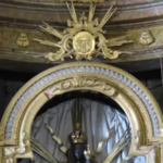 Malý Bor (okr. Klatovy), kostel sv. Máří Magdaleny, socha Černé Panny Marie Loretánské – pohled k hlavnímu oltáři, madona původně umístěna v horažďovické loretě | © David Tuma