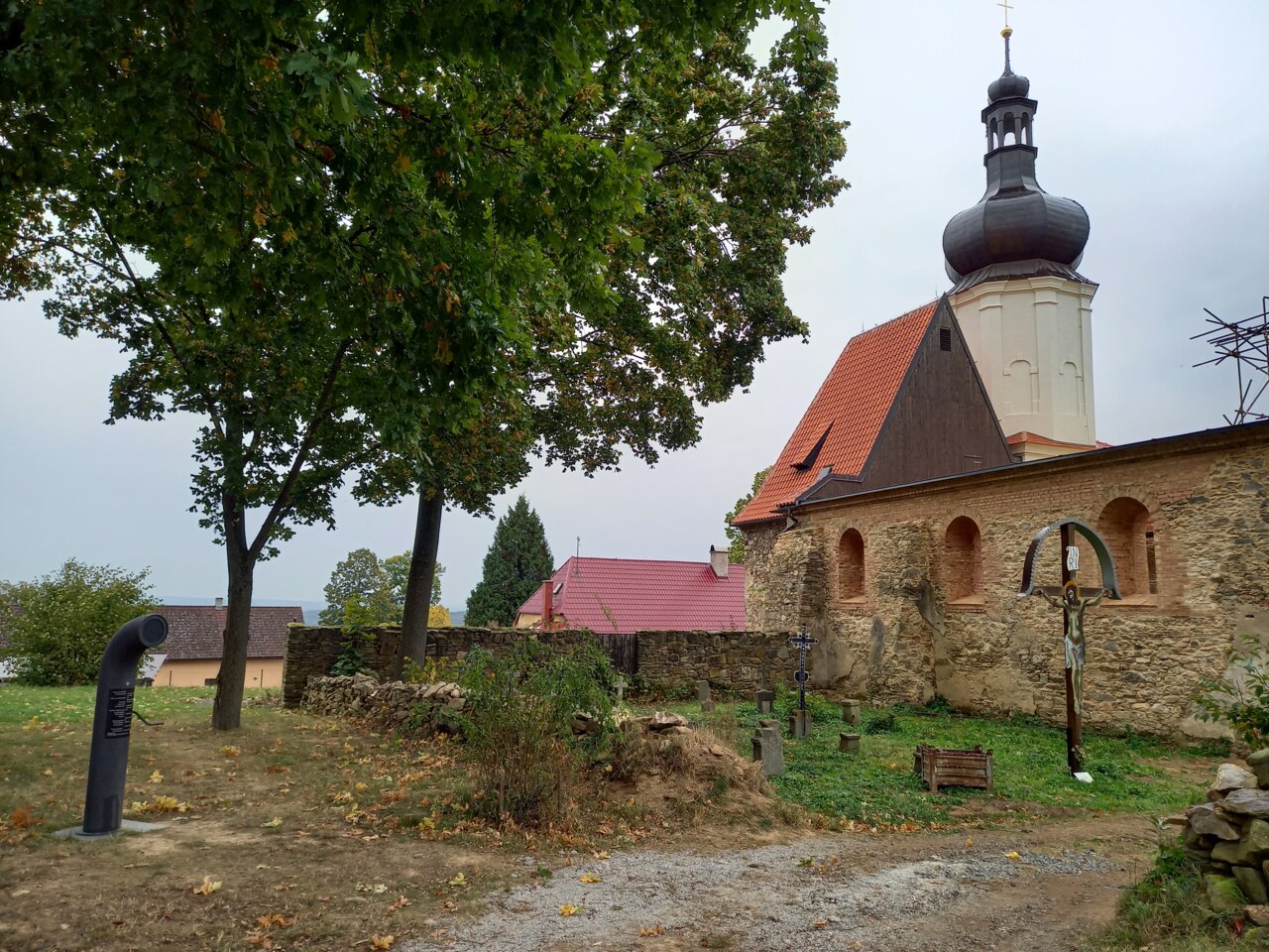 První písemná zmínka o kostelu sv. Mikuláše je z roku 1352. Hmotné nálezy z archeologických průzkumů datují počátky stavby do poloviny 13. století.  | © Ivo Dubský