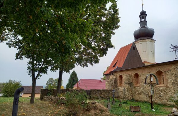 První písemná zmínka o kostelu sv. Mikuláše je z roku 1352. Hmotné nálezy z archeologických průzkumů datují počátky stavby do poloviny 13. století.  | © Ivo Dubský
