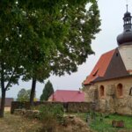První písemná zmínka o kostelu sv. Mikuláše je z roku 1352. Hmotné nálezy z archeologických průzkumů datují počátky stavby do poloviny 13. století.  | © Ivo Dubský