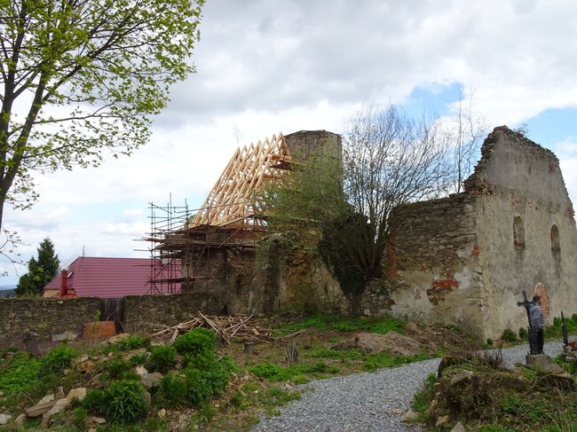 Roku 2015 vznikl první projekt na záchranu kostela sv. Mikuláše. První stavební práce na presbytáři začaly roku 2016. | © Ivo Dubský