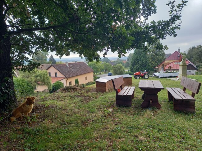 Upravené je již také okolí kostela s posezením pro příchozí. | © Ivo Dubský