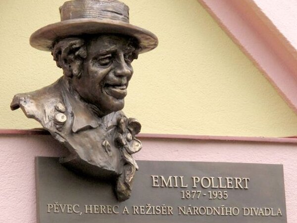 Pamětní deska legendárního pěvce Národního divadla Emila Pollerta v Ořechovce | © Muzeum Prahy