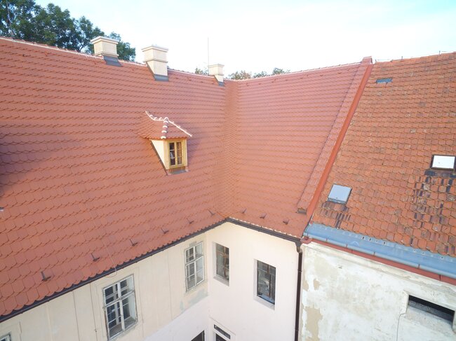 © STŘECHY VRŇATA & ŽÁČI