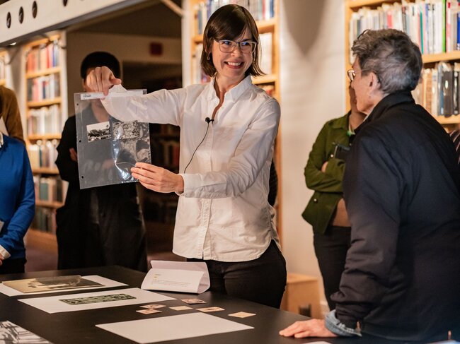 Martina Hrabová při prezentaci výzkumu v kanadském centru architektury v Montrealu, vpravo zakladatelka Centra Phyllis Lambert. | © Antoine Sainto