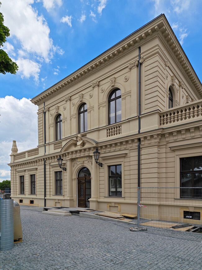 Stav obnovené části fasády | © Václav Havlice