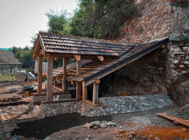 Stavba přístřešku | © Archiv Marcely Radlingerové