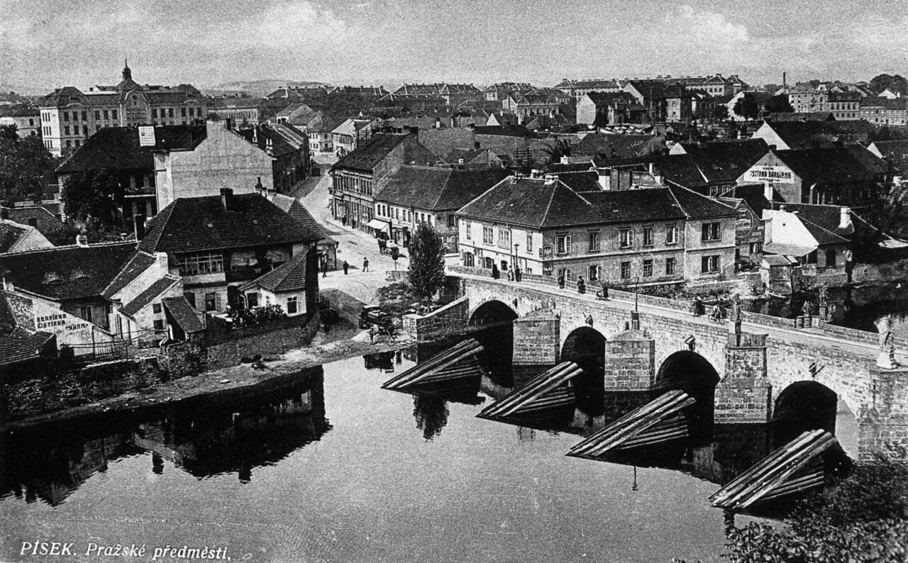 Písek, západní předpolí gotického mostu na Pražském Předměstí; před rokem 1941 (ilustrační foto z on-line encyklopedie Karla Kuči) | © sbírka Jiřího Fiedlera