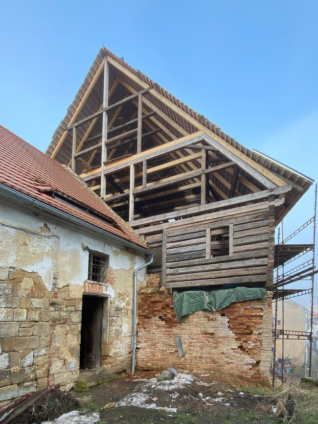 Pohled ze dvora před obnovou | © Archiv majitelů