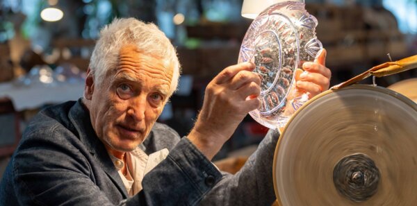 Tomáš Hanák natáčel seriál také ve sklárnách v Harrachově. | © Pavel Šíma