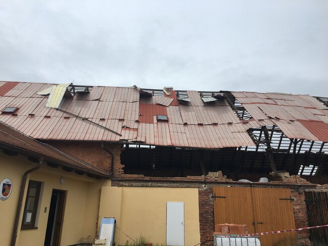 Střechy po řádění tornáda v roce 2021.