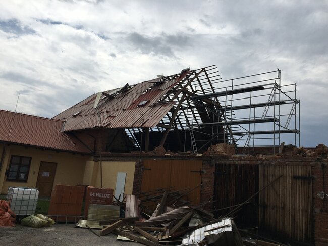 Střechy po řádění tornáda v roce 2021.