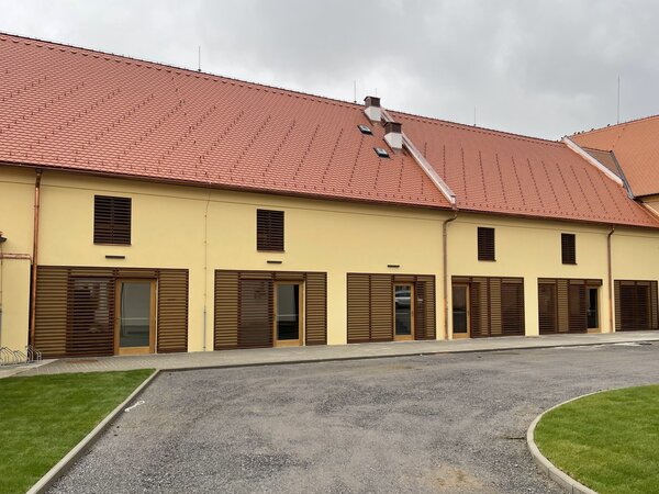 Kulturní centrum vzniklo z původních hospodářských budov dříteňského zámku.