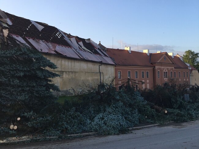 Střechy po řádění tornáda v roce 2021.