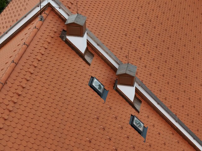Detailní pohled na precizní pokládku Bobrovek Tondach od Václava Pečenky a jeho týmu pokrývačů.
