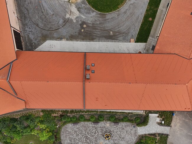 Letecký pohled z dronu na nové střechy kulturního centra.