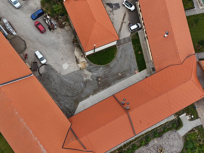 Letecký pohled z dronu na nové střechy kulturního centra.