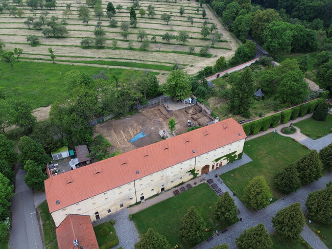 Barokní sýpka, zbudovaná v roce 1721, s rozhrnutou plochou archeologického nálezu | © Egon Ditmar