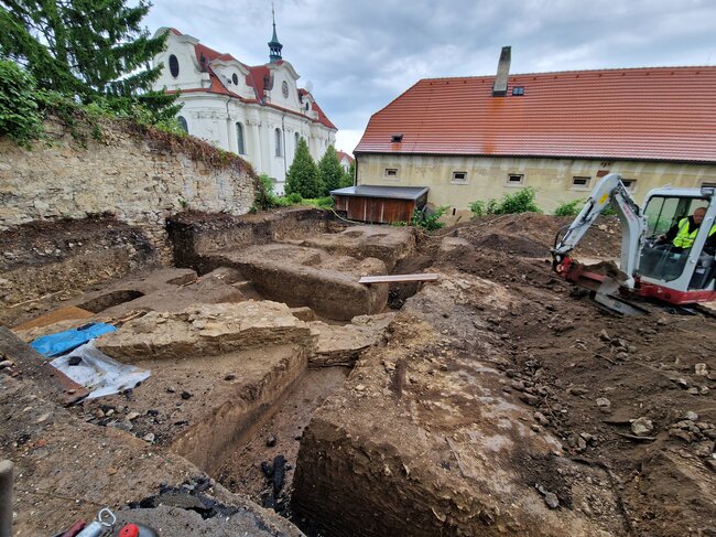 Nejsevernější část zkoumané plochy s odhaleným lícem středověké ohradní zdi | © Egon Ditmar