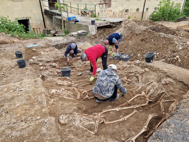  Preparace kosterních ostatků liniového hrobu č. 12 a 17 před fotodokumentací a následným vyzvednutím kosterních ostatků antropologem | © Egon Ditmar