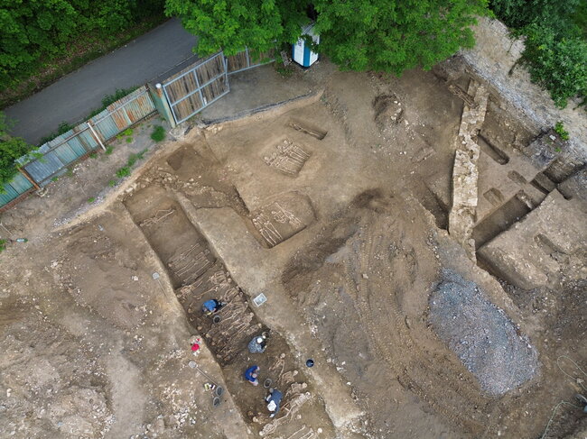 Kromě individuálních a liniového hrobu byla odkryta i skupina čtyř společných hrobů východo-západní orientace. | © Egon Ditmar