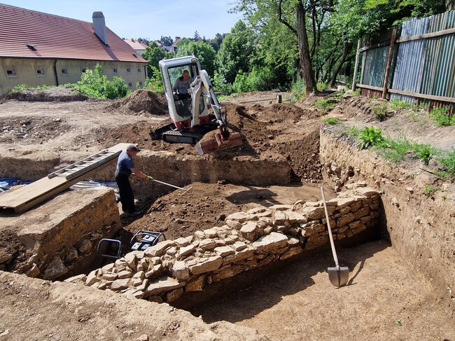 Postupné uvedení zkoumané plochy do původního stavu, zasypávání liniového hrobu č. 12 a 17 za průběžného utemování (zpevňování) zeminy | © Egon Ditmar