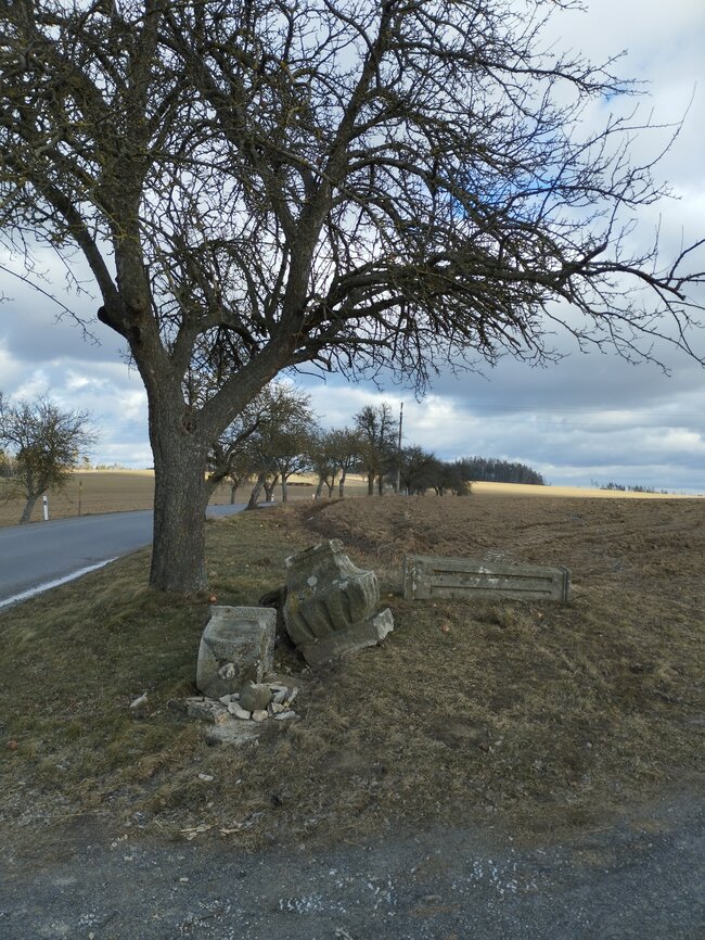 Boží muka byla vážně poškozena při dopravní nehodě. | © Národní památkový ústav