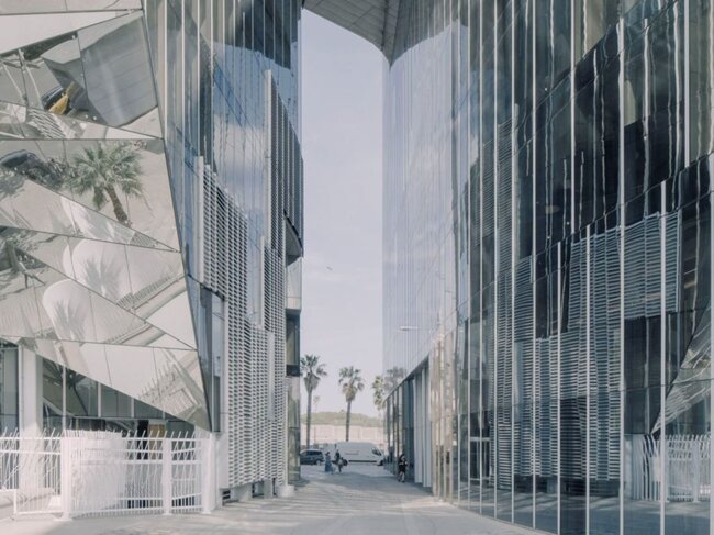 Uskuteční se také projekce portrétu španělského architekta Enrica Mirallese (Miralles) v Praze a Brně, proběhne za účasti režisérky Marie Mauti. | © Spolek KRUH