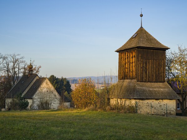 Areál kostela a zvonice v Dolním Městě od východu | © Petr Neubert