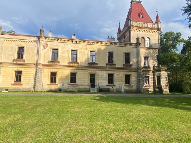 První místo v kategorii Cena veřejnosti získala s nejvyšším počtem hlasů rekonstrukce zámku Přílepy a revitalizace zámeckého parku. | © Obec Přílepy