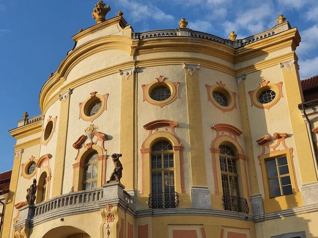 Čestné uznání převzali také manželé Jan Pelánek Lazarowitz a Hana Jirmusová Lazarowitz za výjimečný příklad dobré praxe v oblasti financování národní kulturní památky zámku Týnec u Klatov.  | © Archiv zámku Týnec u Klatov