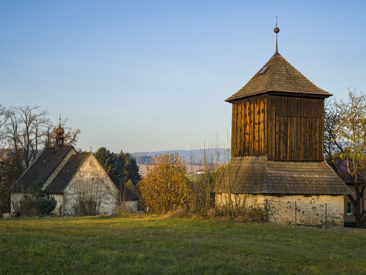 Areál kostela a zvonice v Dolním Městě od východu