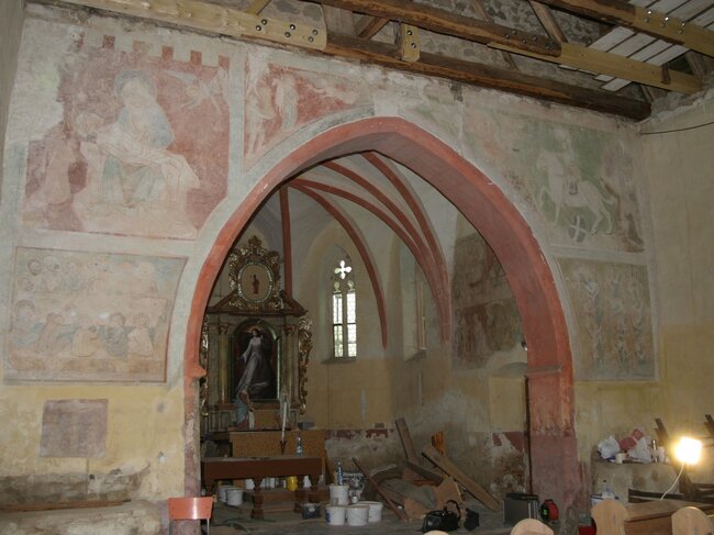 Interiér kostela sv. Markéty v Loukově při opravách roku 2006