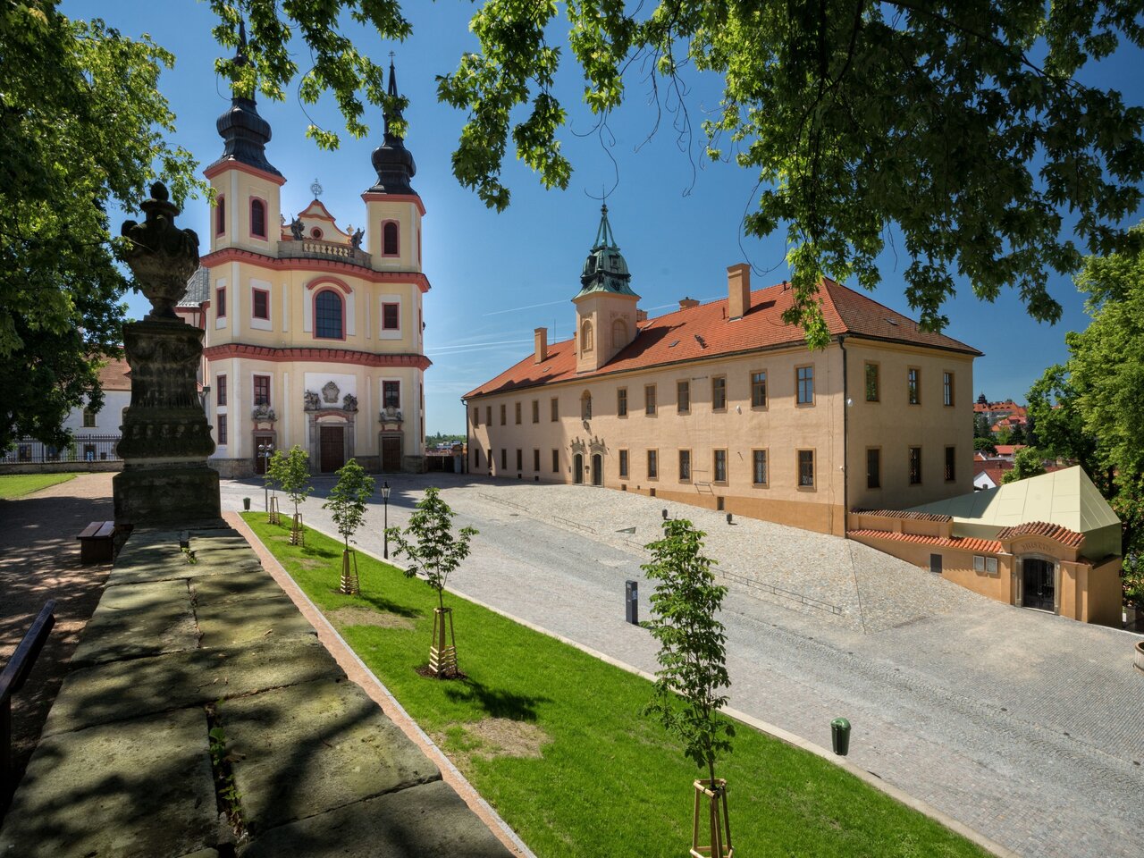 Hlavní budova muzea v sousedství piaristického chrámu | © Regionální muzeum v Litomyšli