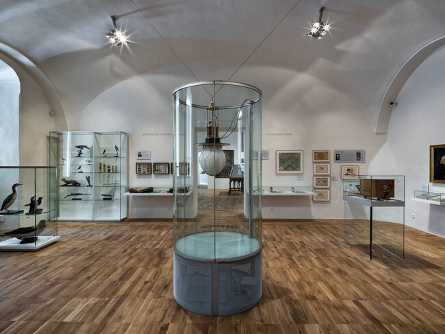 Část expozice v hlavní budově muzea s funkční replikou Křižíkovy obloukové lampy | © Regionální muzeum v Litomyšli