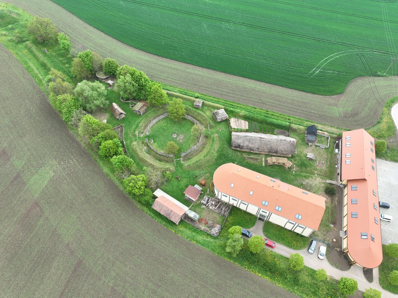 Areál Archeoparku Všestary s přistavěnou budovou vpravo | ©  Královéhradecký kraj
