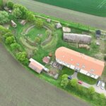 Areál Archeoparku Všestary s přistavěnou budovou vpravo | ©  Královéhradecký kraj