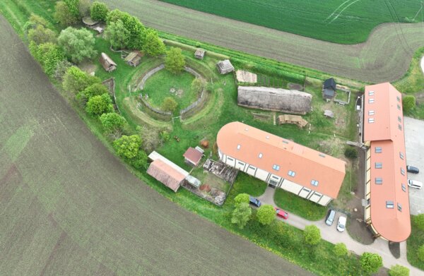 Areál Archeoparku Všestary s přistavěnou budovou vpravo | ©  Královéhradecký kraj