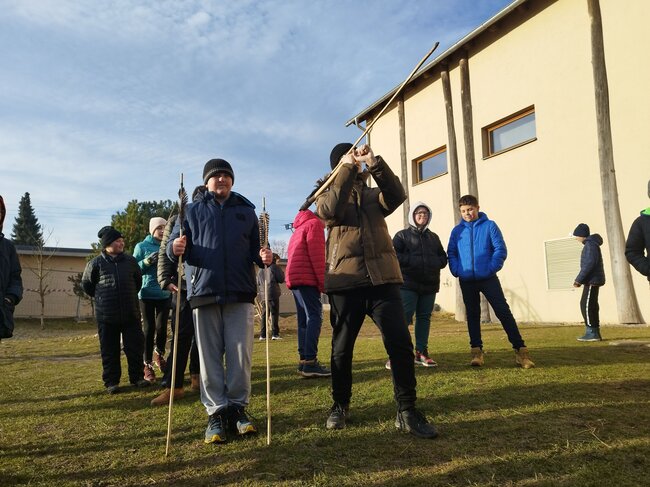 Žáci školních exkurzí a vrhač oštěpů | ©  Královéhradecký kraj
