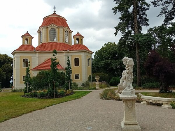 Pohled od vodního kanálu ke kapli sv. Anny | © Blanka Švarcová