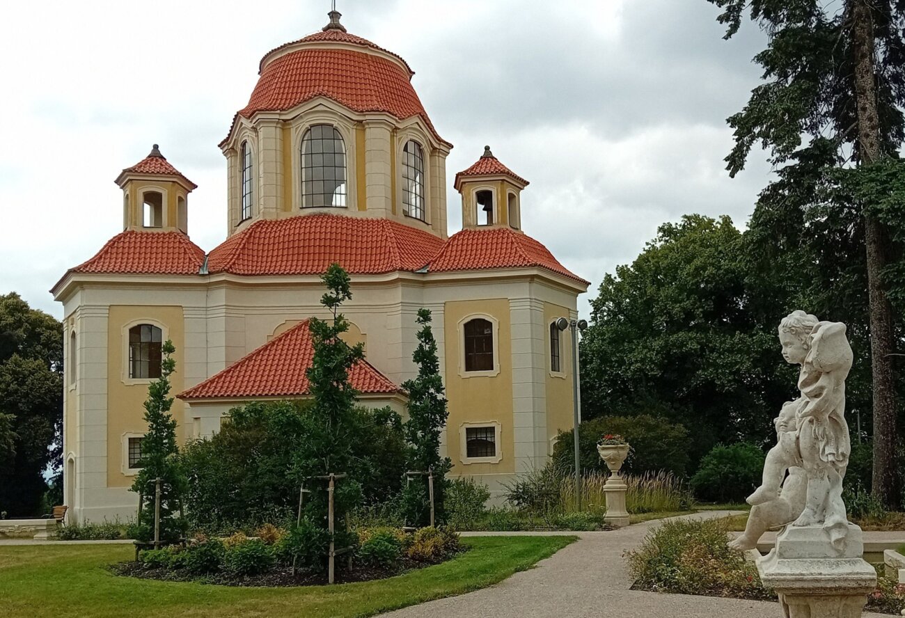 Pohled od vodního kanálu ke kapli sv. Anny | © Blanka Švarcová