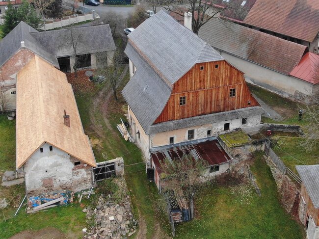 Pohled z výšky na mlýn, který zachránili a rekonstruují manželé Fojtů. | © Kraj Vysočina
