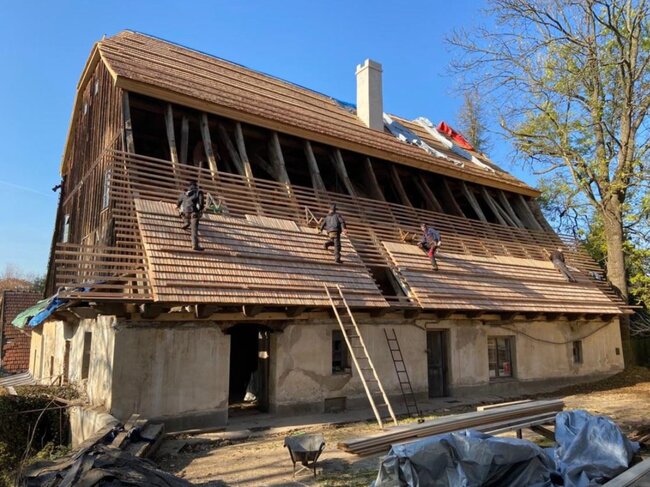 Rekonstrukce areálu začala střechou hlavní budovy. | © Kraj Vysočina