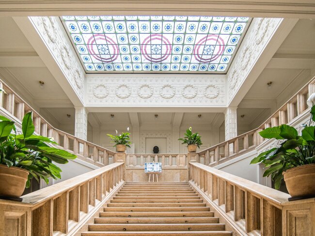 Dominanta interiéru v podobě mramorového schodiště a světlíku s vitrážemi | © Moravskoslezský kraj