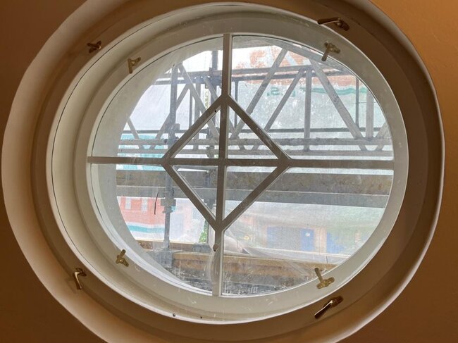 Jedno z mála dochovaných původních oken (po druhé světové válce) po repasi | © Moravskoslezský kraj