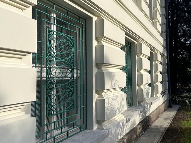 Zdobné kovové mříže jakožto charakteristický prvek Bauerových staveb | © Moravskoslezský kraj