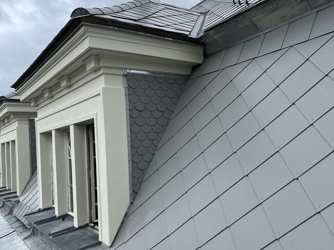 Jeden ze tří vikýřů mansardové střechy s řadou navrácených řemeslných detailů | © Moravskoslezský kraj