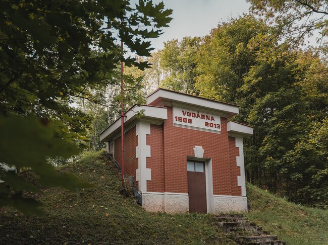 Neméně zajímavé jsou i historické objekty vodojemů v majetku VAK Jablonné nad Orlicí, které prochází postupnými obnovami, jako v případě vodojemu Červená Voda z roku 1908. | © Archiv VAK Jablonné nad Orlicí, a.s.